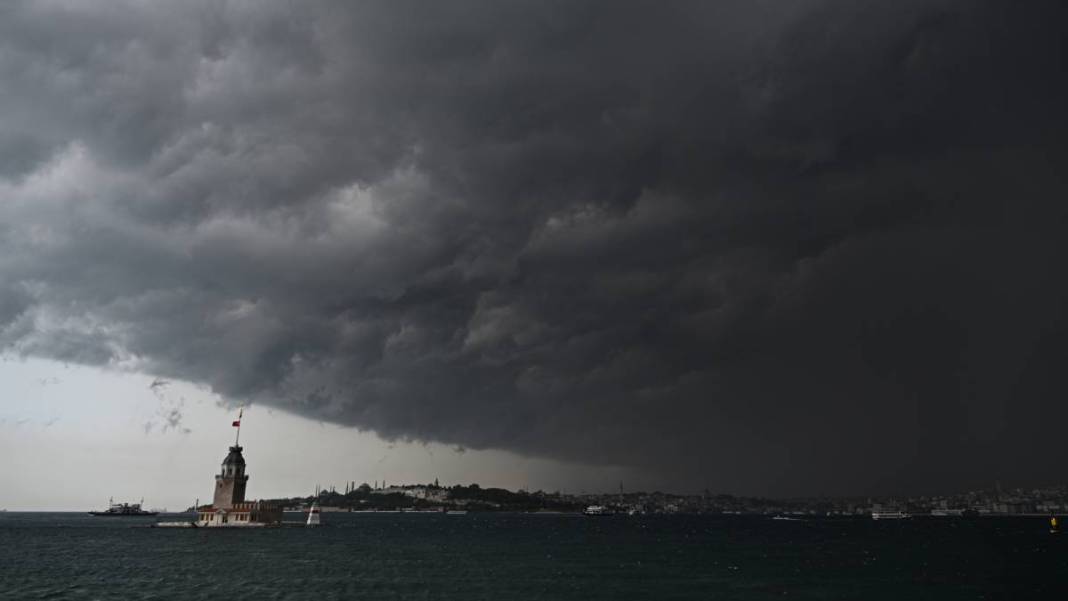İstanbul sağanak yağışa teslim! Gündüz geceye döndü 8